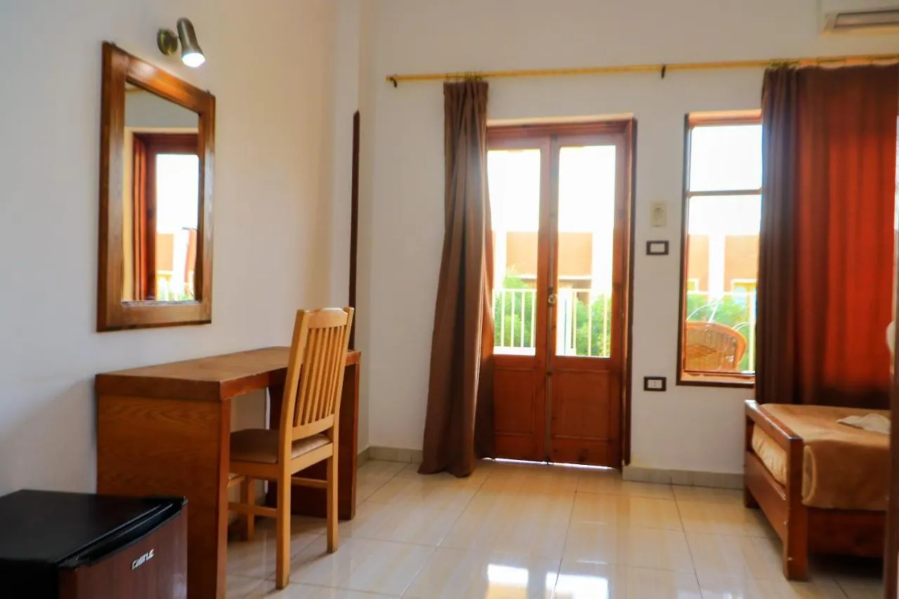 Thebes Hotel الأقصر 3*,
